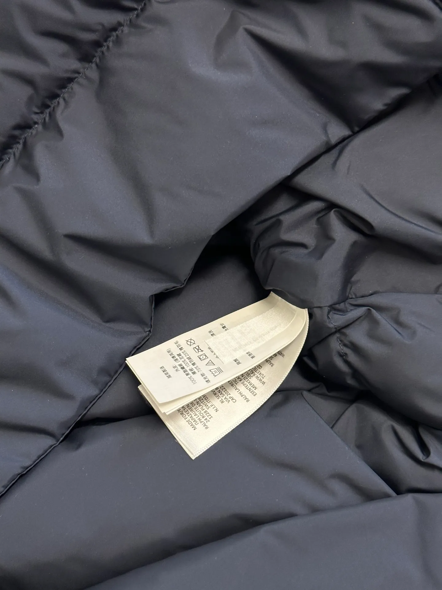 P890 Ralph Lauren lightweight down jacket. The nylon fabric has good windproof and waterproof properties, which can effectively block the intrusion of wind and rain from the outside and keep the inside dry. It is suitable for wearing in humid or rainy environments. The red label on the chest is made with an imported MECLO embroidery machine. The original pattern is scanned first, and then high-quality silk thread is used to make a pattern. The density effect is adjusted by continuous pattern making.  The zipper design is simple and elegant, easy to operate, and the closing design of the cuffs and hem effectively prevents cold wind from invading, improving the warmth and comfort of wearing. It uses 90 white duck down with a weight of 260g to ensure excellent thermal insulation performance. After strict screening and processing, the velvet is not easy to drill, ensuring durability. size: s m l xl